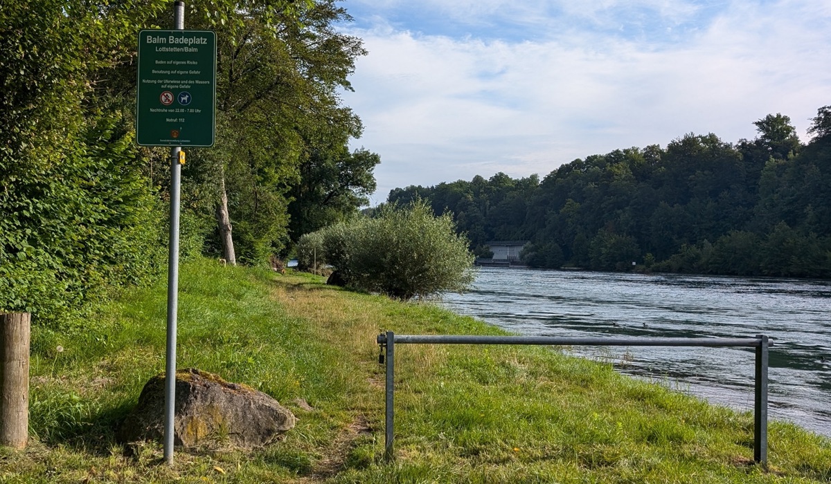 22_kaum-habe-ich-den-badeplatz-balm-hinter-mir-gelassen-geht-es-fuer-mich-steil-bergauf-ins-zu-lottstetten-gehoerende-dorf.jpg