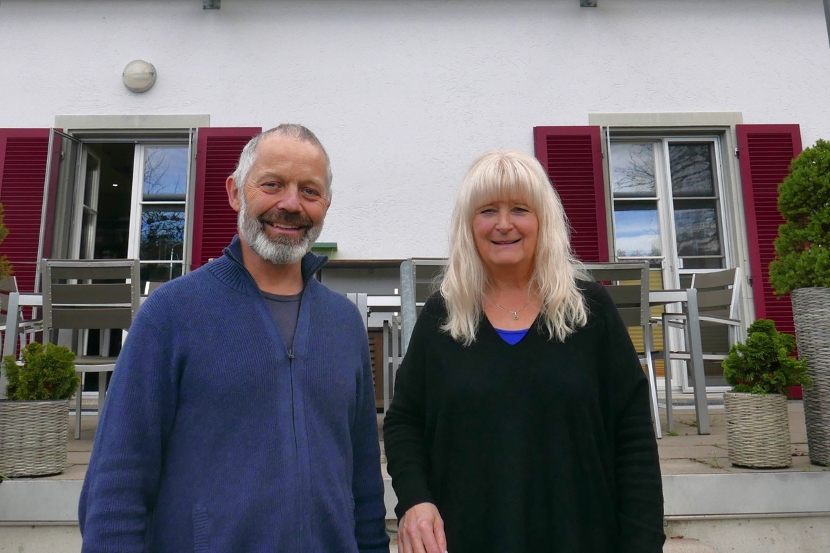 Andreas Roth und Christine Waldvogel Hubmann arbeiten an der Übergabe der Heimleitung des Rhyhuus.