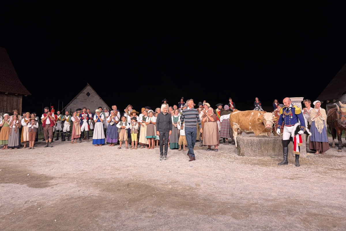 Grosse Erleichterung nach der erfolgreichen Premiere bei Thomas Ganz (im gestreiften Pullover) und seiner Frau Regina, die als Souffleuse mitwirkt. Dominik Krebs (3 .v. rechts) lobte sein Engagement.