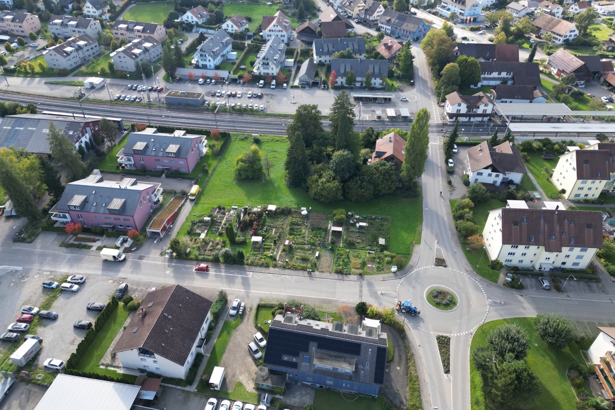 Auf diesem gut erschlossenen Grundstück will eine private Trägerschaft ein Gesundheitszentrum realisieren. Die Land-Permanence soll damit endlich genug grosse Räume erhalten. Das aktuell genutzte Gebäude (oberer Bildrand, Mitte) platzt aus allen Nähten. Auch die Spitex benötigt mehr Platz. Die Pünten müssten dem Vorhaben weichen, der Baumbestand solle soweit möglich bestehen bleiben.