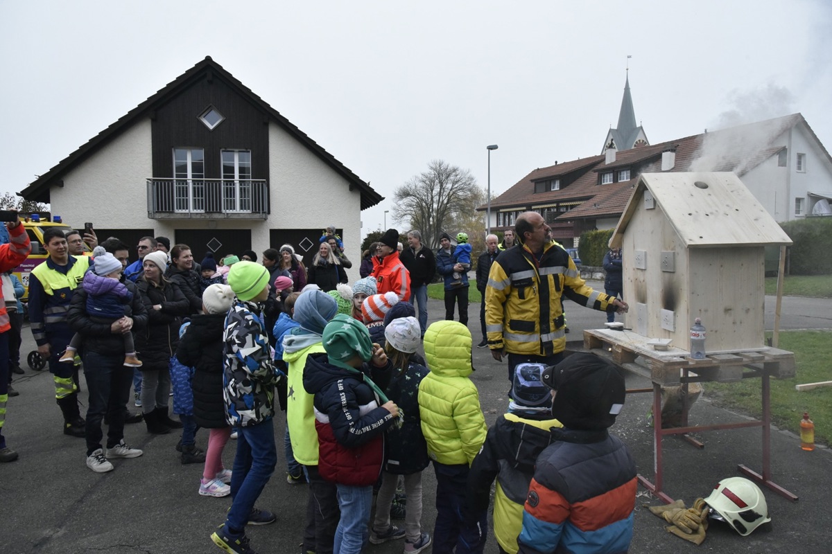 Feuerwehroffizier Martin Kramer zeigte am Modell, was Sauerstoffzufuhr bei einem Brand auslöst.