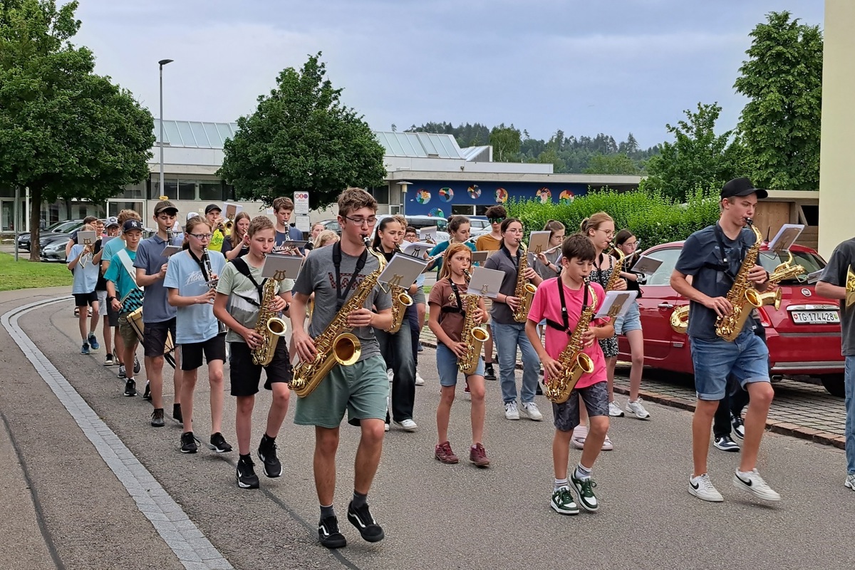 Das Jugendblasorchester Winterthur Weinland (JBOWW) übt für die Parademusik am Weltjugendmusikfestival in Zürich.