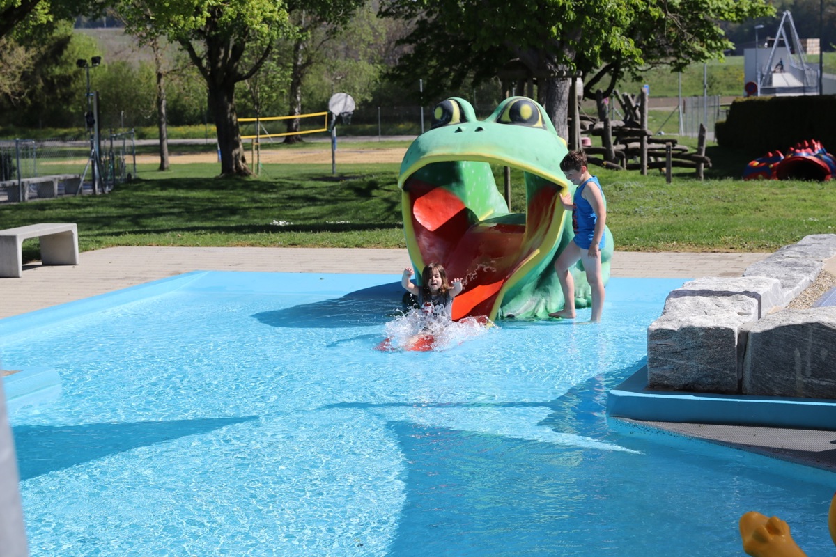 Das blaue Planschbecken muss zwar einem Splashpark weichen, wird aber an einer anderen Stelle neu gebaut. Die Wasserlandschaft daneben (im Bild rechts angedeutet) bleibt bestehen. 