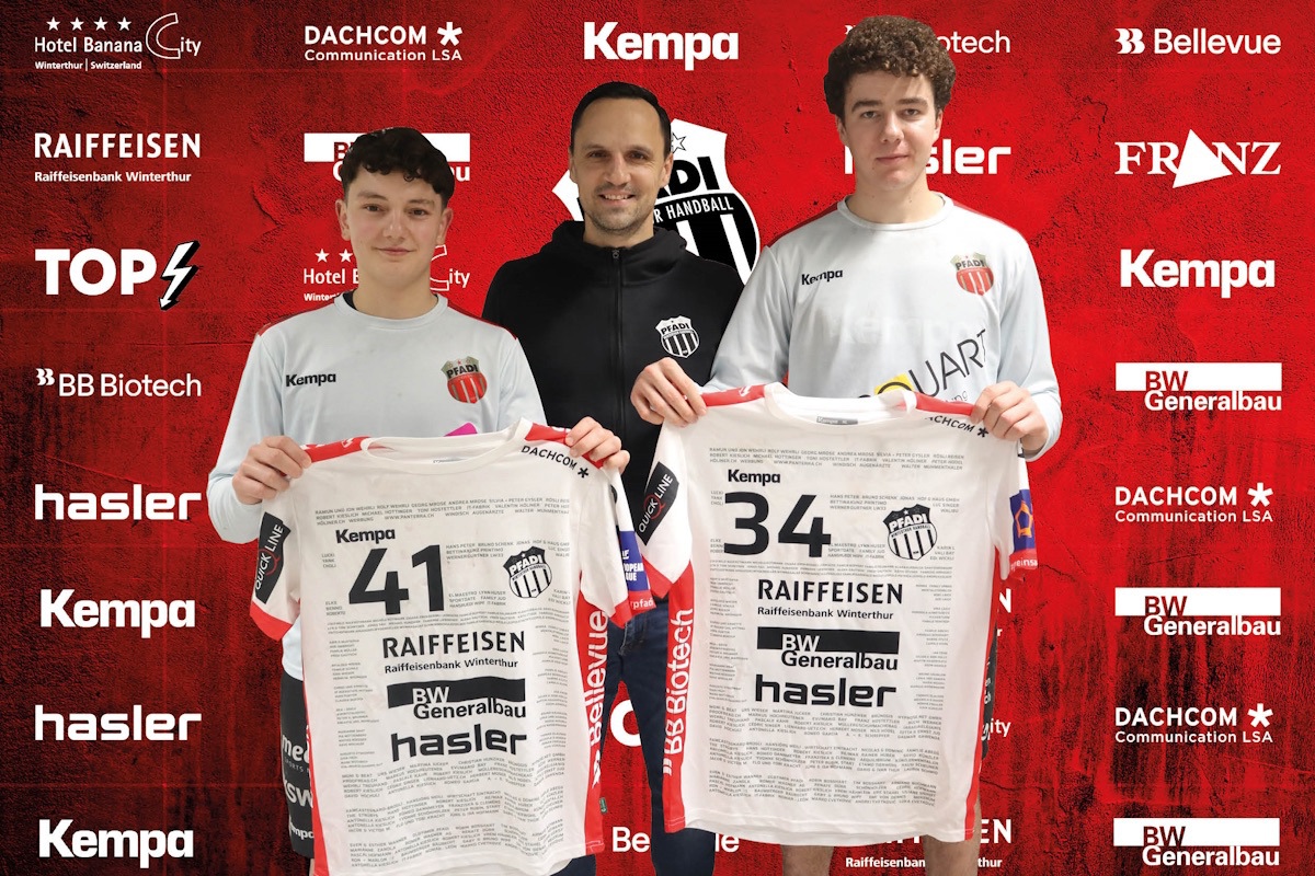 Dominik Ruh (rechts) und Alessio Lioi mit Cheftrainer Goran Cvetkovic.