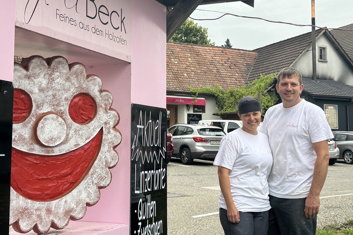 Anita und Roman Schärs Bäckerei liegt etwas zurückversetzt neben der Ortsdurchfahrt.