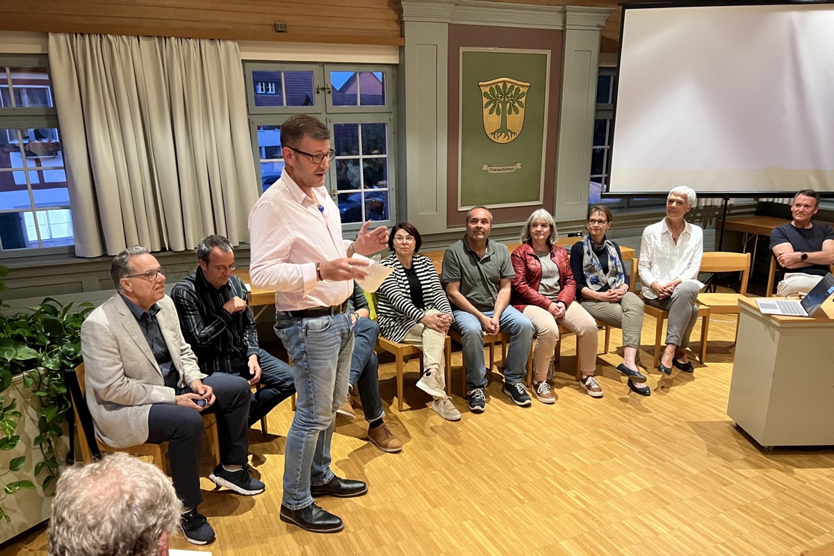 Zwei ähnliche Veranstaltungen mit dem gleichen Ziel, aber anderem Konzept: In Marthalen stellte sich fast der ganze Gemeinderat den Fragen von Christoph Ammann (links).