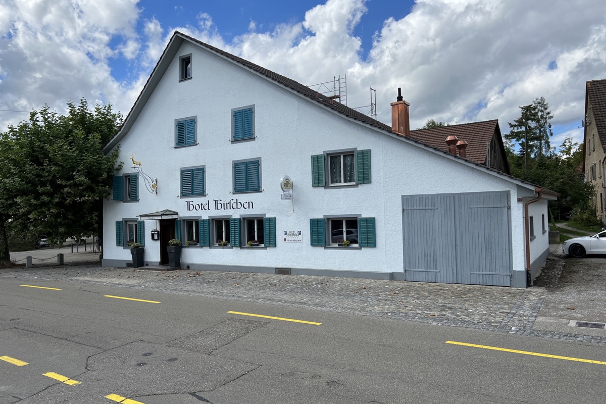 Der «Hirschen» in Kleinandelfingen mit den markanten Platanen auf der linken und den später angebauten Hausteilen auf der rechten Seite.