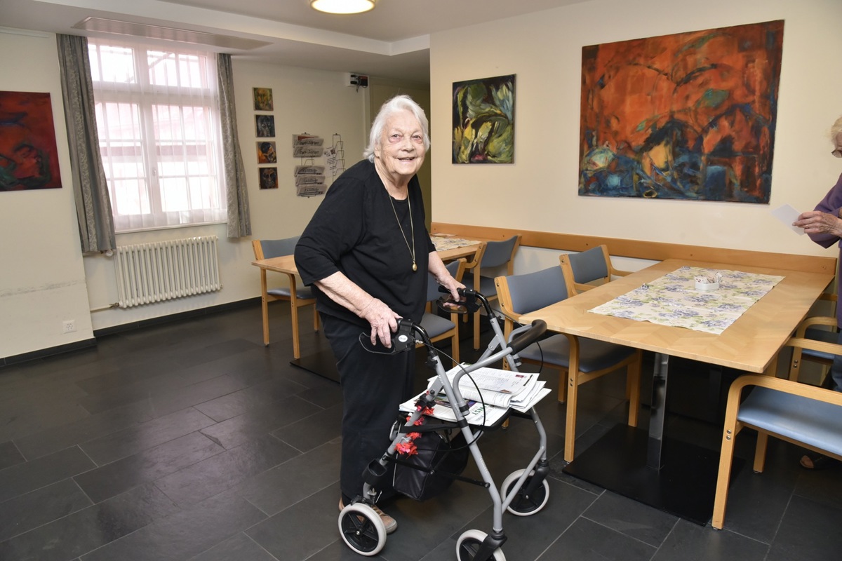 Ruth Knöpfli vor ihren Bildern in der Cafeteria des Pflegeheims Rosengarten.