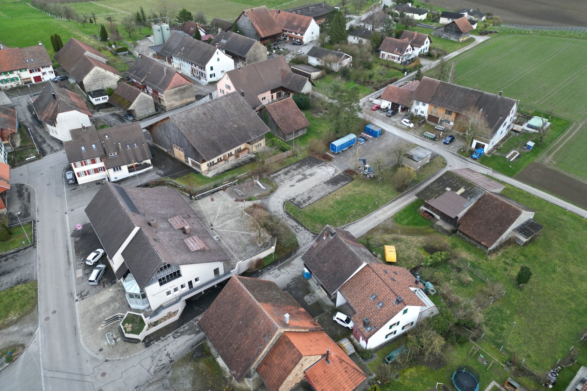 Seit gut einem Jahr steht das «Pöschtli» (links)  leer. Zum Haus gehört auch der Parkplatz