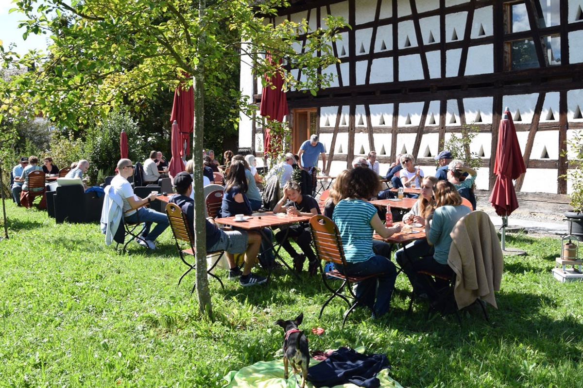 Bei strahlendem Sonnenschein feierten rund 150 Personen am 14. September die Wiedereröffnung der Burgtrotte. Zukünftig wird sie für Events geöffnet sein.