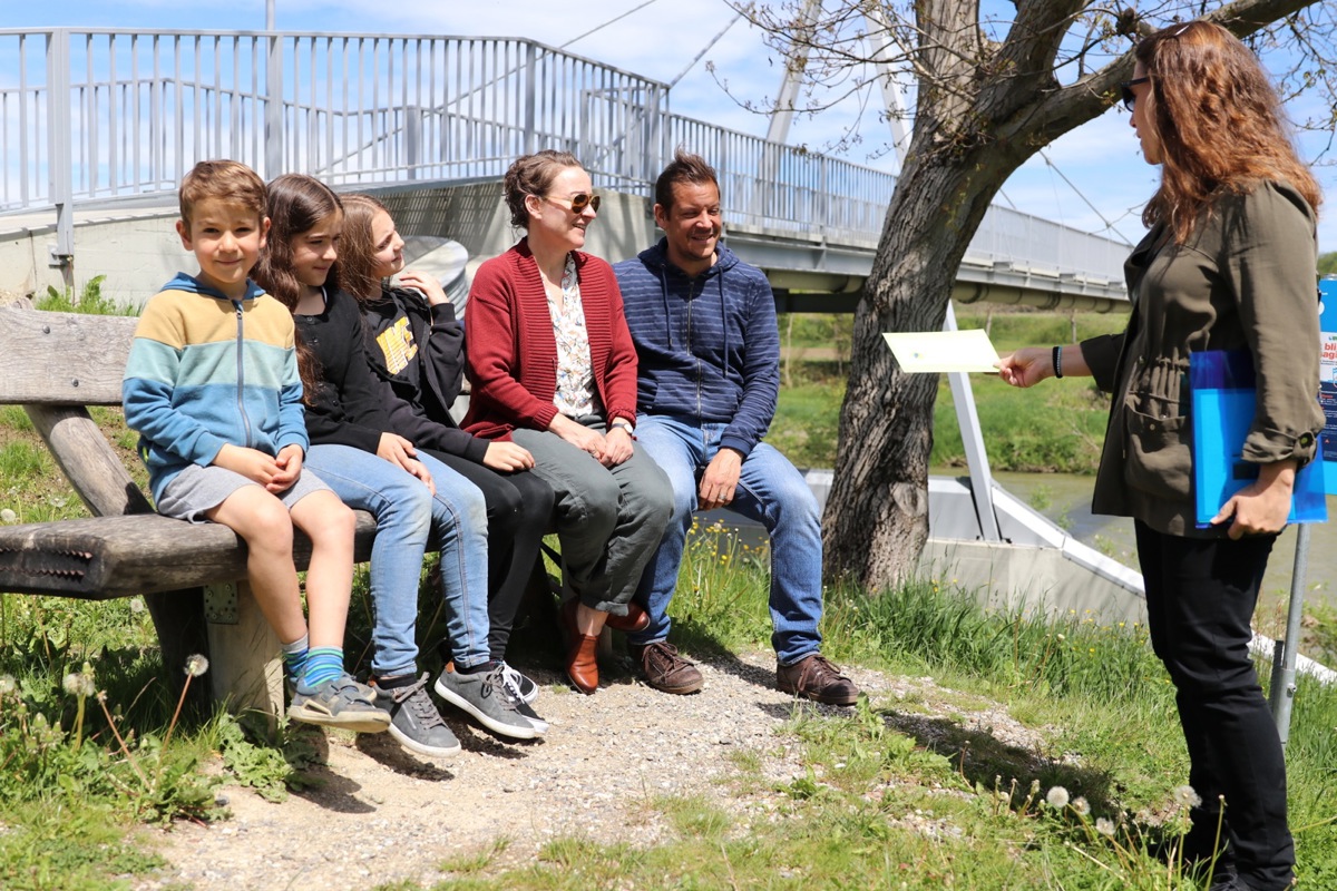 Thurauenführung dank Thurputzete: Erika Looser und Mario Leu mit ihren Kindern Milan und Emma sowie Nachbarsmädchen Emilie (von links). Den Preis übergab Organisatorin Rachel Wyss.