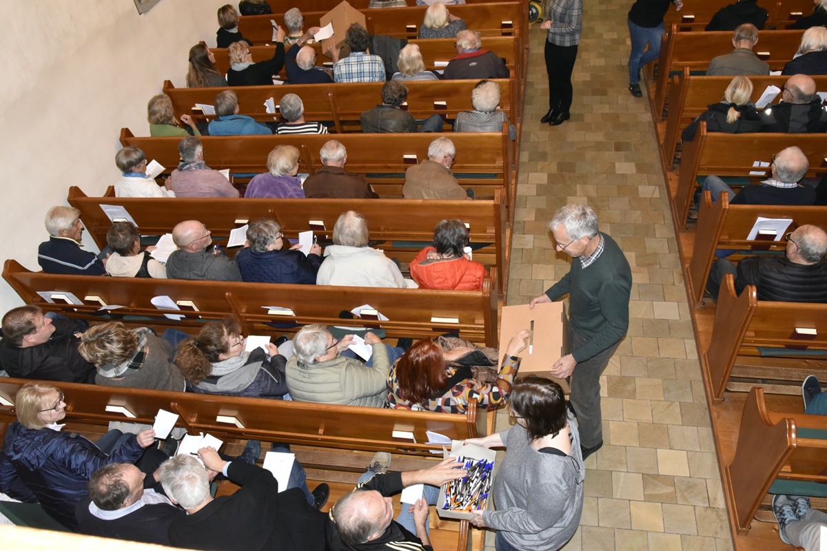 Der GV mit der Wahl der Pfarrwahlkommission am 28. November 2023 in der Kirche Berg am Irchel wohnten viele Gemeindemitglieder bei. Noch konnte die Kommission keine neue Pfarrperson finden.