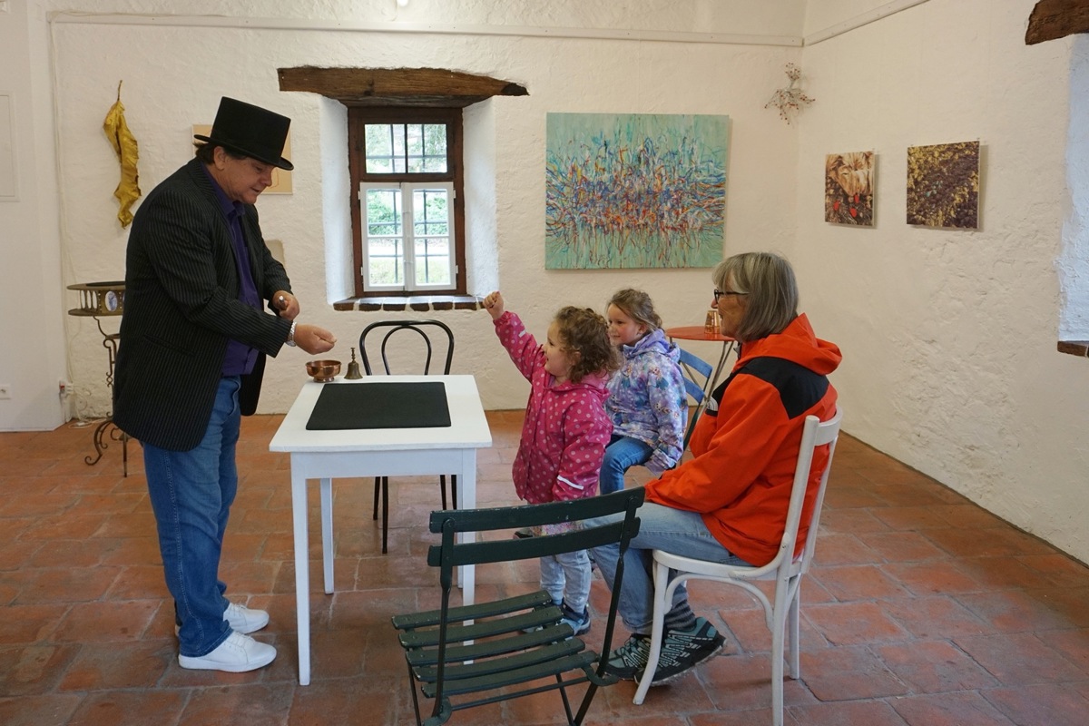 Christoph Walt zaubert als Maximilian in der Bilder-Ausstellung seiner Frau Monika Ackermann.