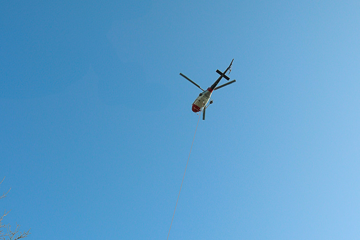 Etwas über eine Stunde war der Helikopter der Firma Heli-Linth am Donnerstag im Einsatz, rund 30-mal hob er Bäume und Baumteile aus dem Schutzwald am Gugelment in Andelfingen. 