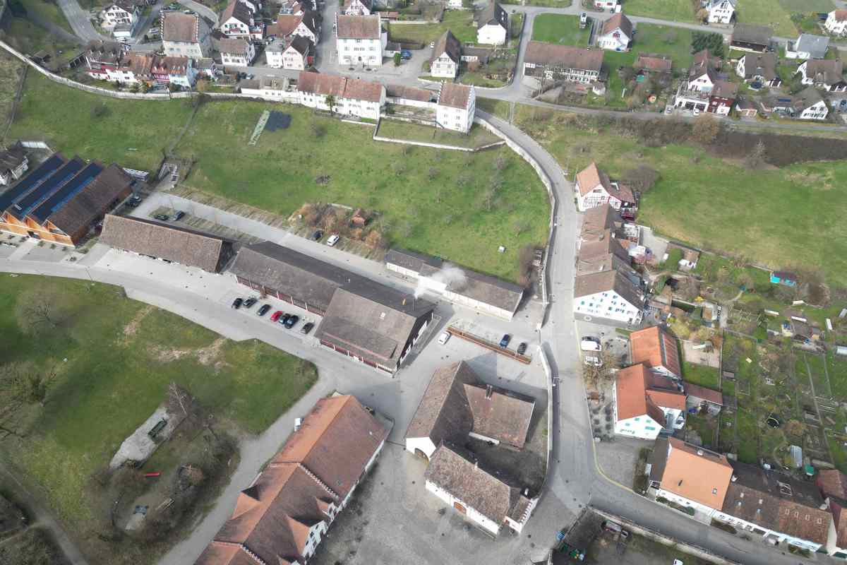 Ab dem Fahrplanwechsel im Dezember soll das Postauto ab der Haltestelle Unterstadt (oberer Bildrand) hinunter Richtung Klosterinsel fahren. Auf Höhe des Restaurants Augarten (rechter Rand mit hellgrünen Läden) wird es eine neue Haltetselle geben. Über den Klosterplatz (unten) sowie den Mauerdurchbruch (gegenüber Augarten) macht es eine Schleife und fährt wieder hinauf zur Haltestelle Unterstadt, um auf den gewohnten Kurs Richtung Marthalen zu kommen.