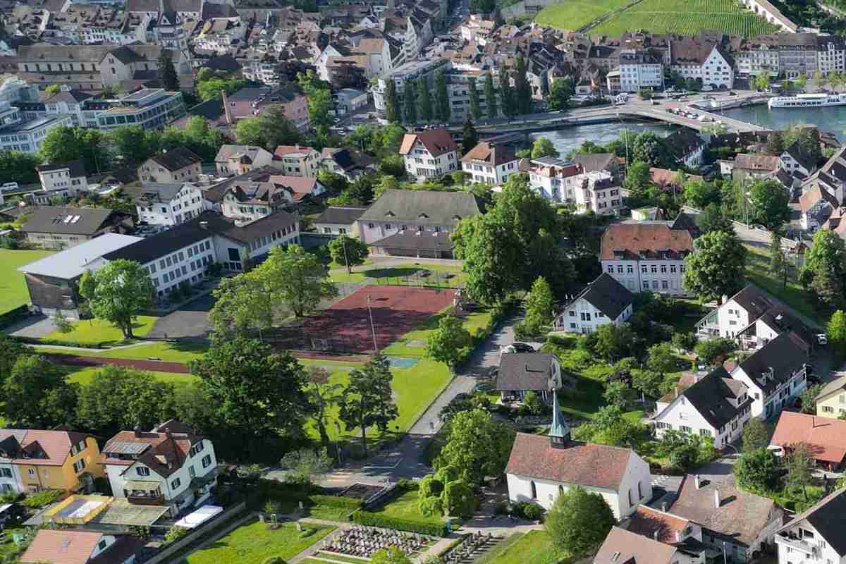 Die heutige Turnhalle auf dem Spilbrett-Areal ist sanierungsbedürftig – eine Doppelhalle soll rechts in die bestehende Schulanlage integriert werden.