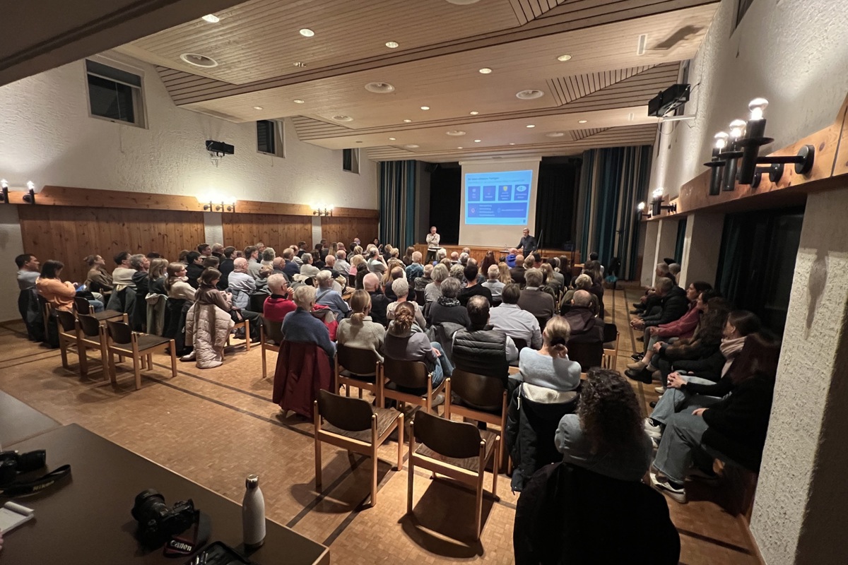 Vorstellung von Kandidierenden in Flurlingen mit 120 Interessierten.