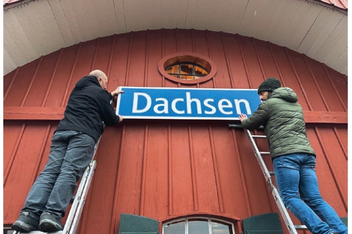 Sieht alt aus, ist aber neu: Am Güterschuppen hängt wieder ein typisches Bahnhofsschild – dank dem Einsatz eines Dachsemer Freundeskreises.