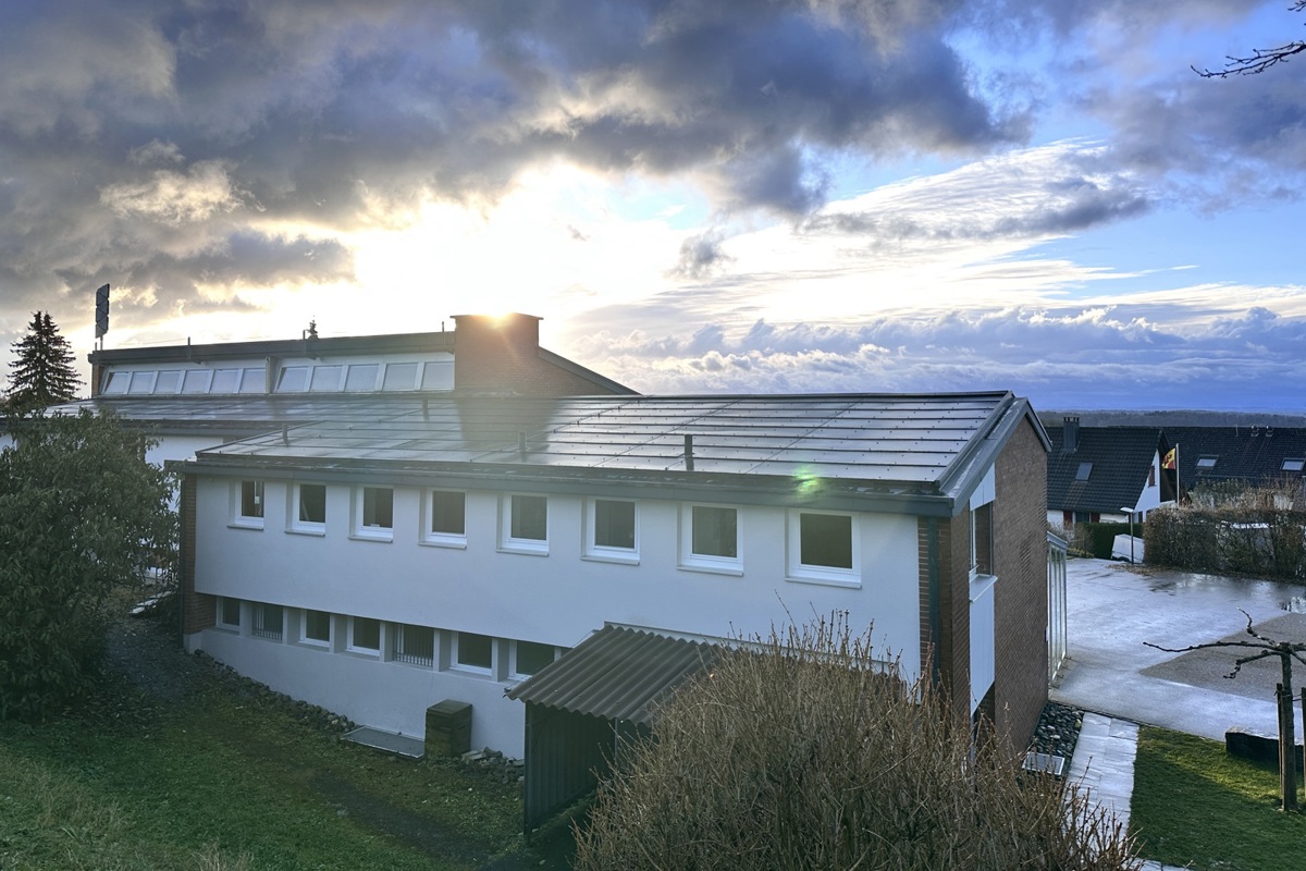 Das Primarschulhaus bekommt ein neues Heizungssystem und eine Solaranlage auf dem Dach der Turnhalle.