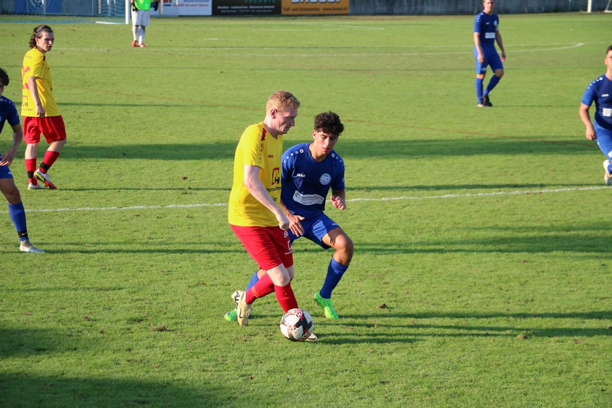 Stammheim (gelb) feierte seinen ersten 3.-Liga-Sieg, Ellikon/Marthalen (blau) musste derweil eine bittere Niederlage hinnehmen. Das Bild stammt vom Direktduell Anfang Saison.