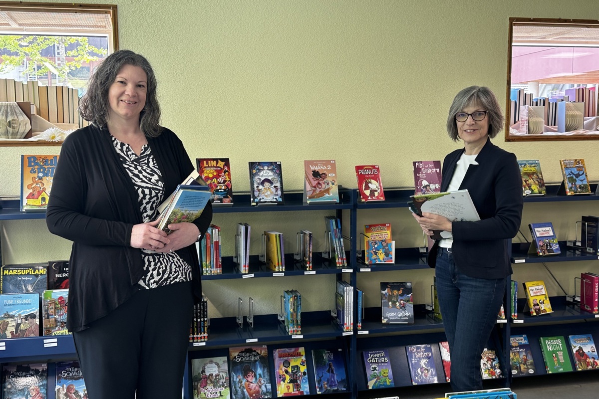 Sara Räss (links) übernimmt ab Juni die Bibliotheksleitung von Monika Gross.
