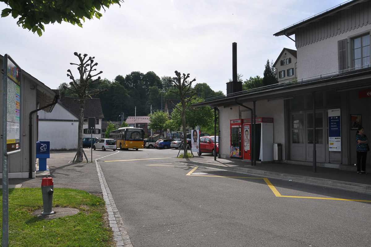 Statt Billette gibts bald Tickets für Weinwanderungen: Pro Weinland zieht in die Schalterhalle des Bahnhofs.