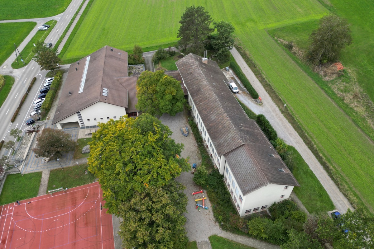 Das Primarschulhaus wird ab Sommer 2027 in zwei Bauetappen saniert.