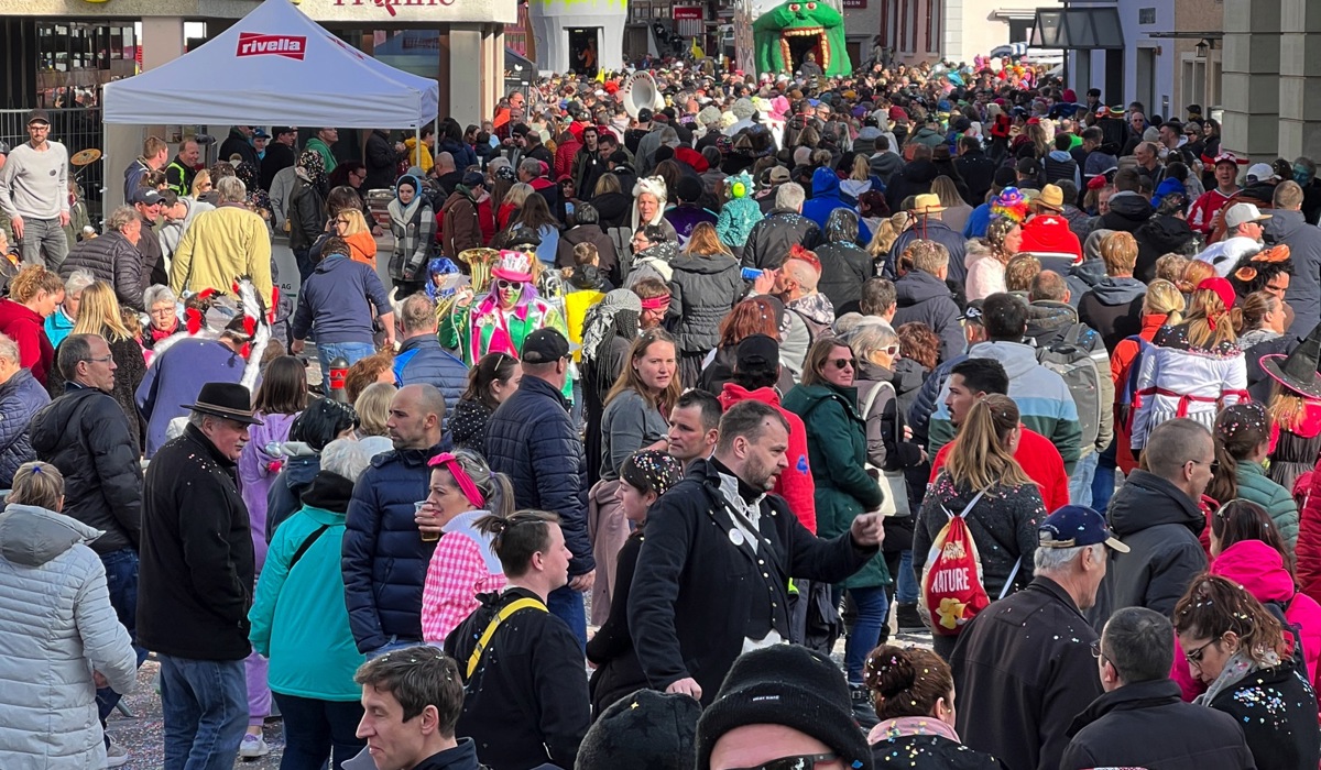 nach-der-39-und-letzten-gruppe-stro-mten-die-zuschauenden-auf-den-marktplatz.jpg