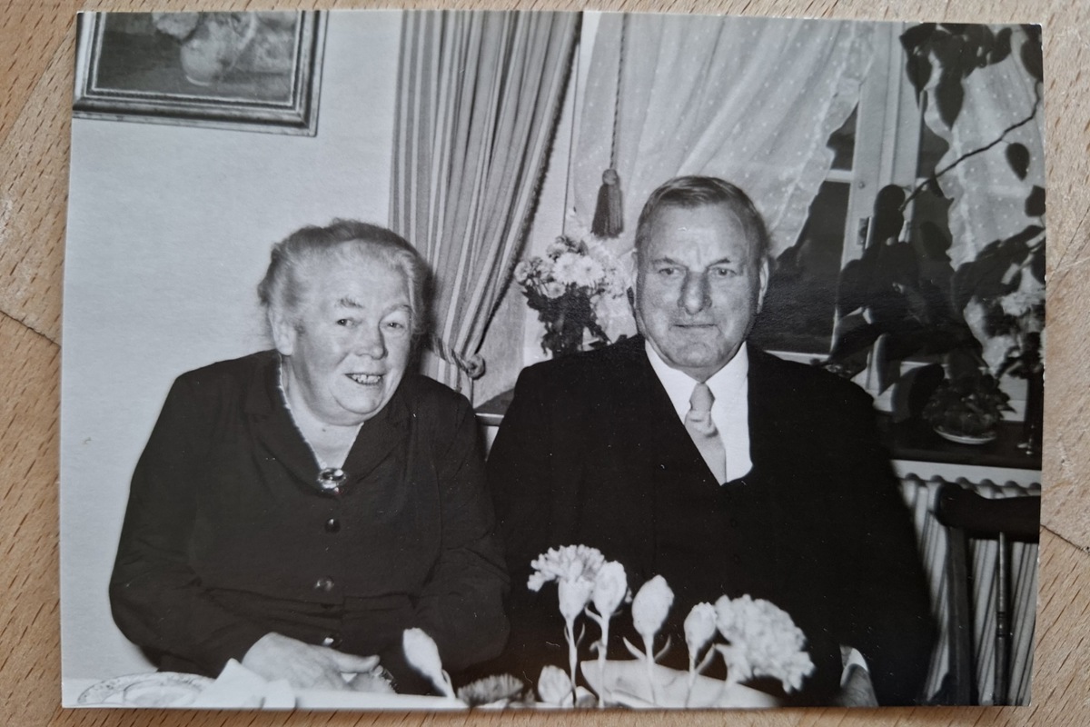 Emil Jakob Schrag wurde 1880 als jüngstes Kind von Johann Jakob Schrag aus Langwiesen und Anna Bai aus Truttikon geboren. Dieses Foto entstand 79 Jahre später, bei der Goldenen Hochzeit mit Rosa.
