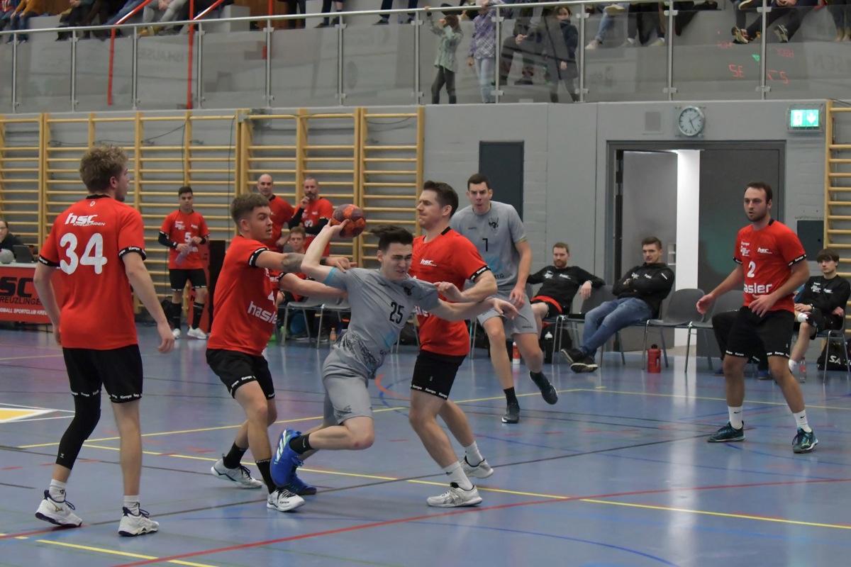 Der HC Andelfingen (hier in den grauen Trikots) braucht im letzten Meisterschaftsspiel einen Sieg, um Platz eins zu ergattern.