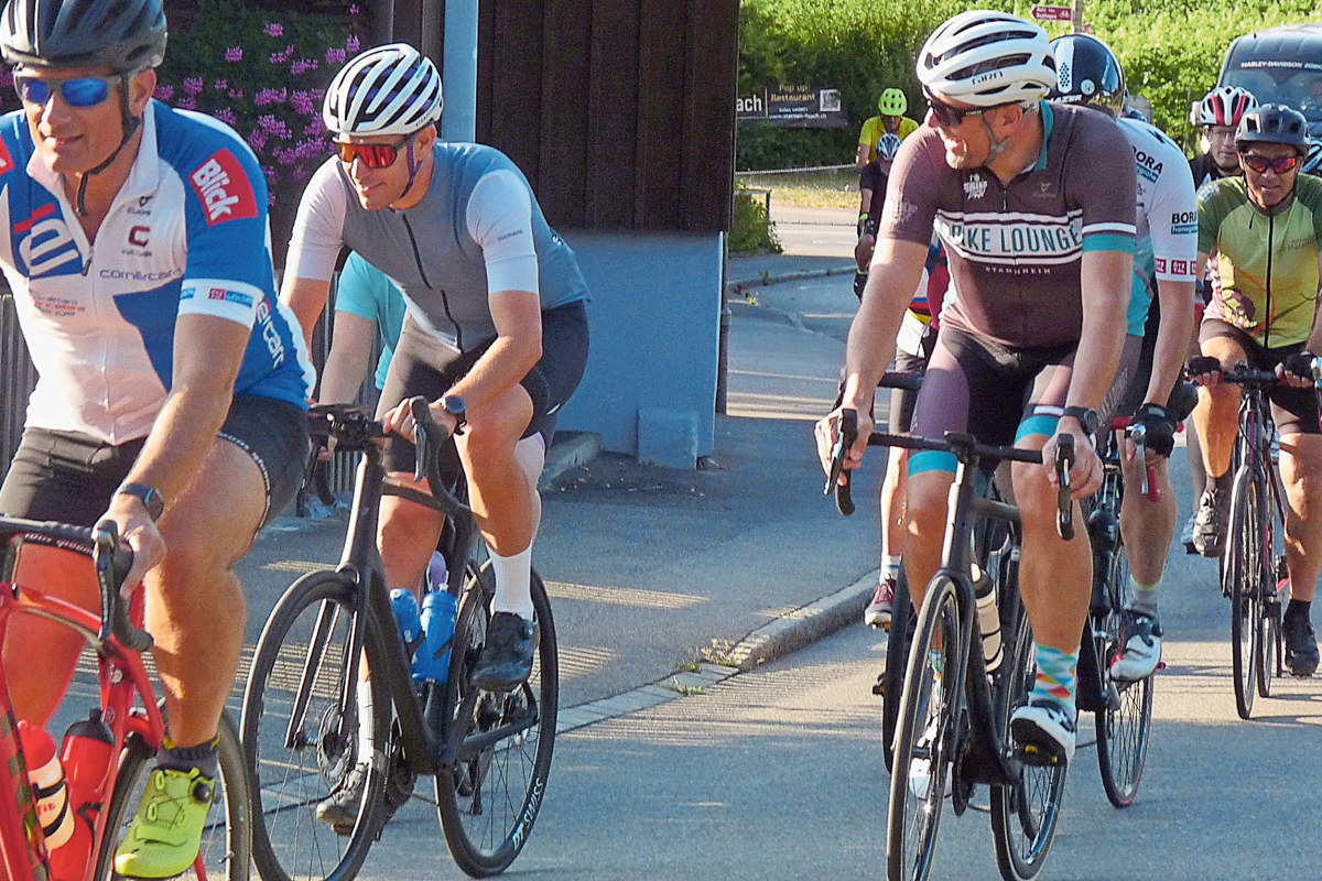 Rund 50 Radsportfans gingen am Donnerstag mit dem Ex-Profi Franco Marvulli (Zweiter von links) auf die Original-WM-Weinlandrunde.