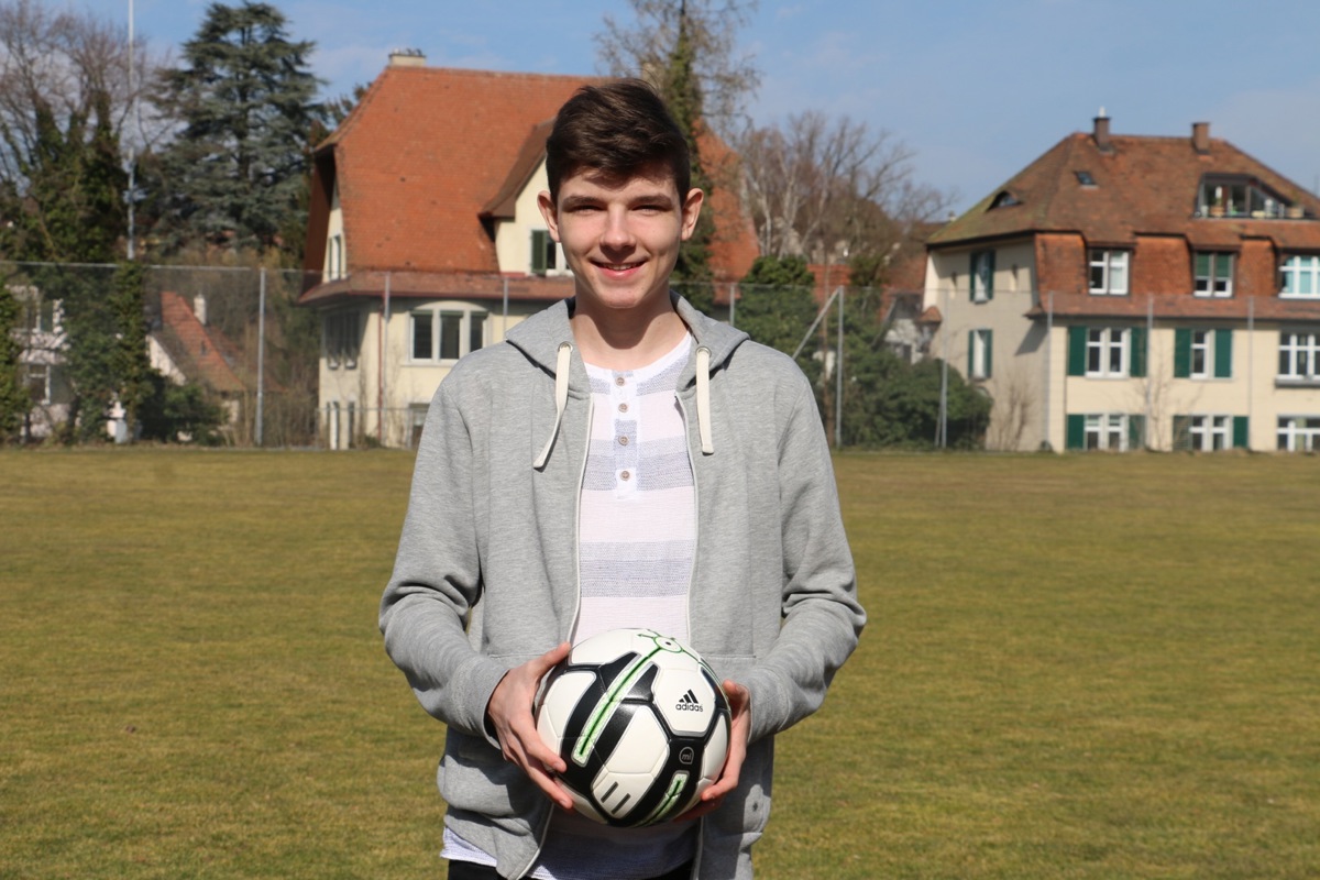 Moreno Kunz ist auch abseits der Schule auf dem Fussballplatz anzutreffen.