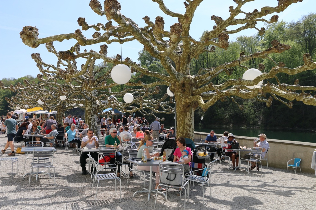 150 Aussenplätze bietet das Restaurant bei schönem Wetter. Der bisherige Pächter setzte bei der Hälfte auf bediente Plätze, die andere Hälfte wurde über Selbstbedienung an einem Aussenstand bespielt.