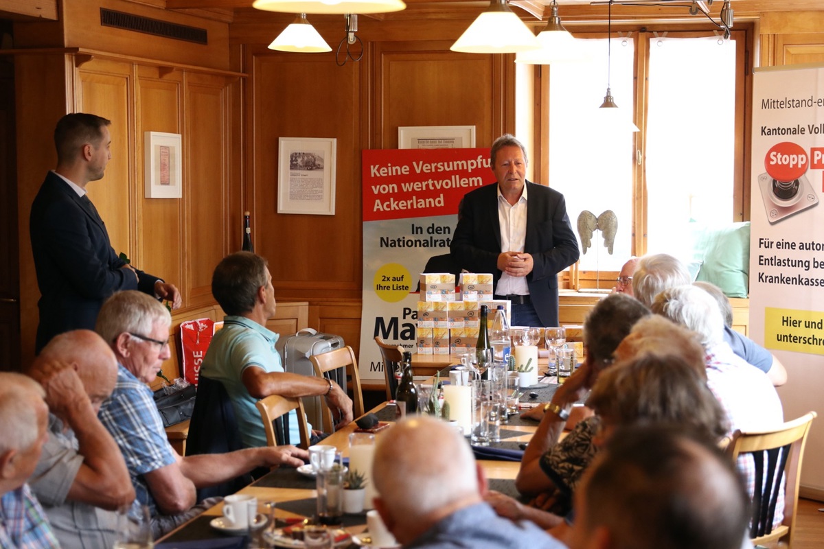 Paul Mayer am Politlunch im «Schwert» Stammheim. Links Stefan Stutz