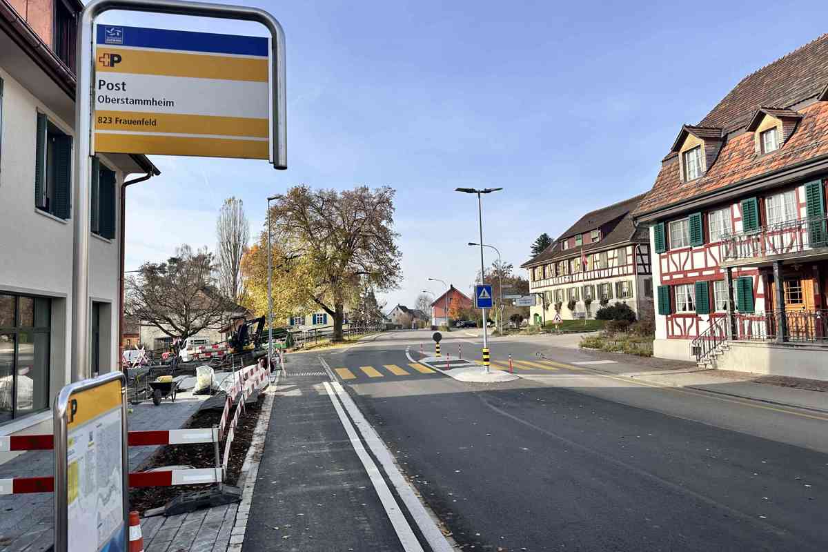 Nur noch einen Monat lang heisst die Haltestelle mitten in Oberstammheim Post – nach dem Fahrplanwechsel wird Rietweg auf den Tafeln vor dem Aachhof und dem «Schwert» stehen.
