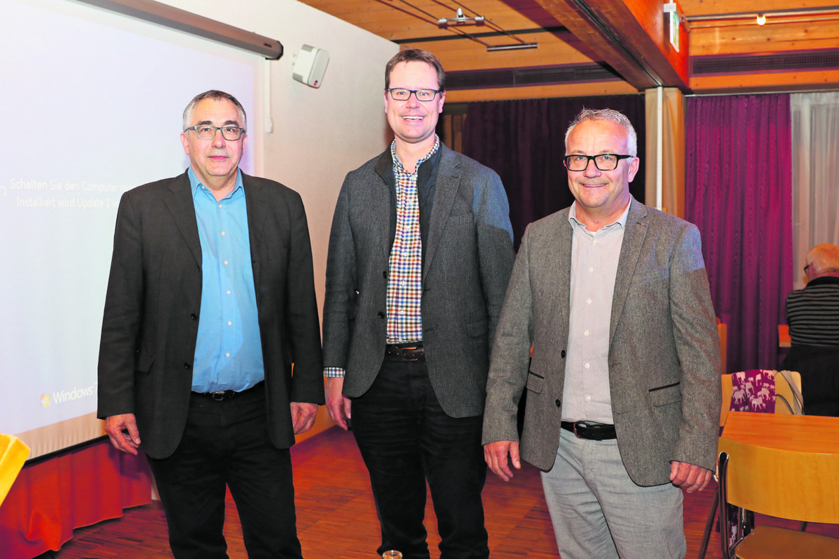 Gemeindepräsident Peter Läderach (r.) lud als Referenten Roland Wetli (l.) und Christian Marti an die Fusionsveranstaltung ein.