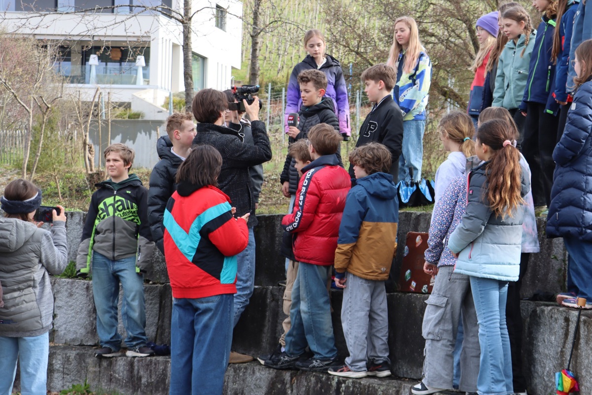 Klappe, die Erste: Auf dem Schulareal entsteht der Einstieg in die «SRF Kids News».