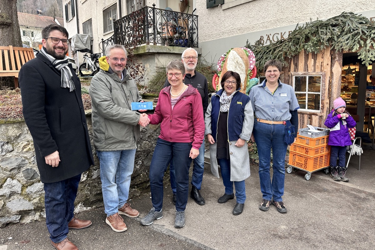 Von links: Felix Meyer und Stephan Ammann gratulieren Ruth und Edi Schmid, assistiert von den Volg-Leiterinnen Gabi Bührer (Guntalingen) und Theres Maurer (Unterstammheim). Glücksfee Katja erholt sich bei einem Punsch von der Arbeit.