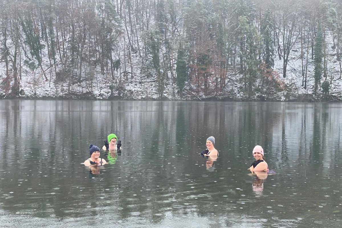 Priska Ritter (Zweite von Rechts) bietet Kurse zum Eisbaden an. Im Winter bildet sich jeweils eine Gruppe, die sich in den Rhein wagt – auch bei Schnee.