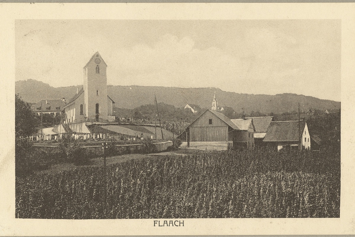 Diese Postkarte zeigt die Kirche vor 1921. Damals war ein Teil des Friedhofs noch dort, wo heute der Kiesparkplatz der Kirche ist. Der neue, auch heute noch aktuelle Teil befindet sich rechts neben der Kirche.