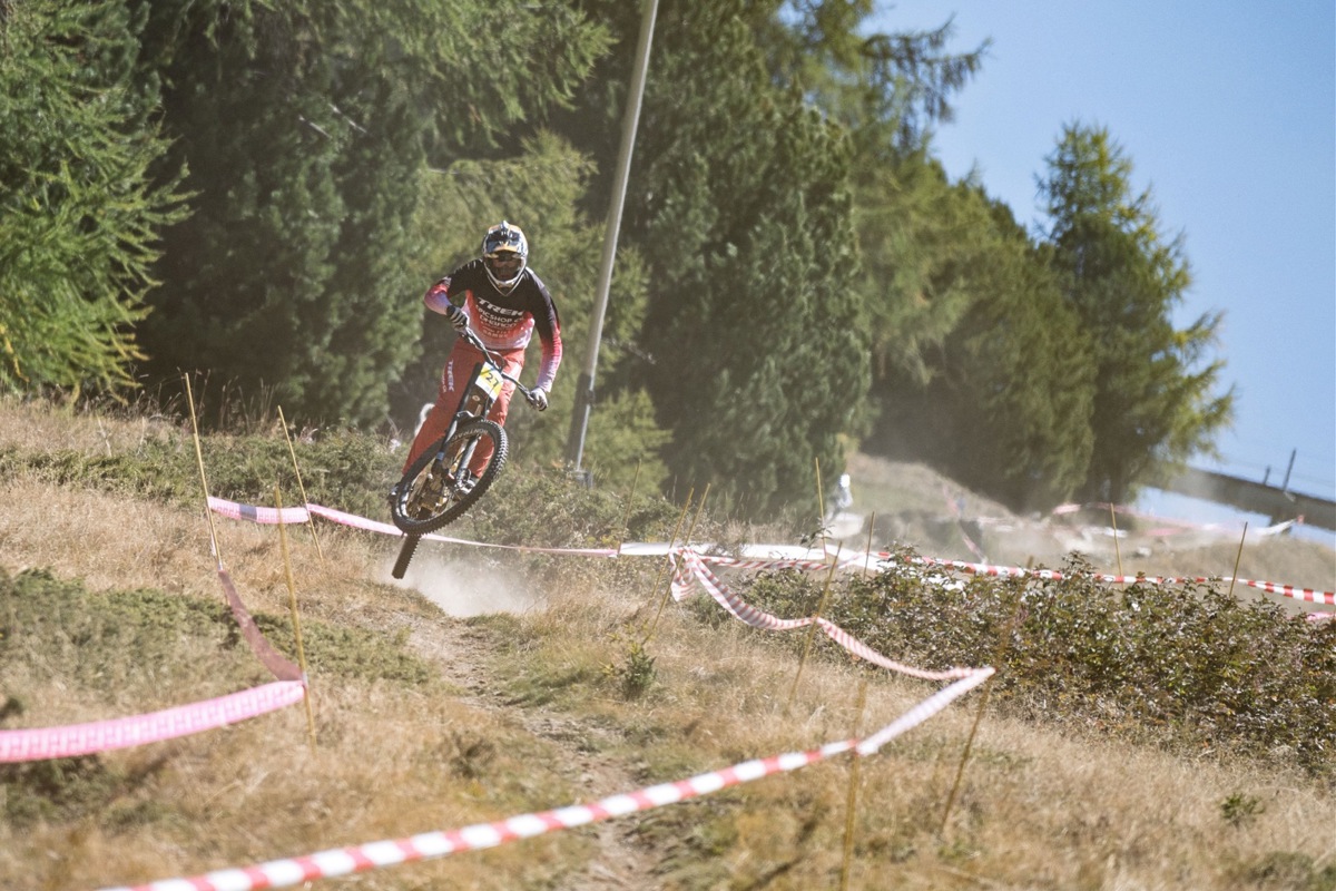 Wenn es rasant bergab geht, fühlt sich Jerome Blum wohl. Der Kleinandelfinger ist ein grosses Downhill-Talent.