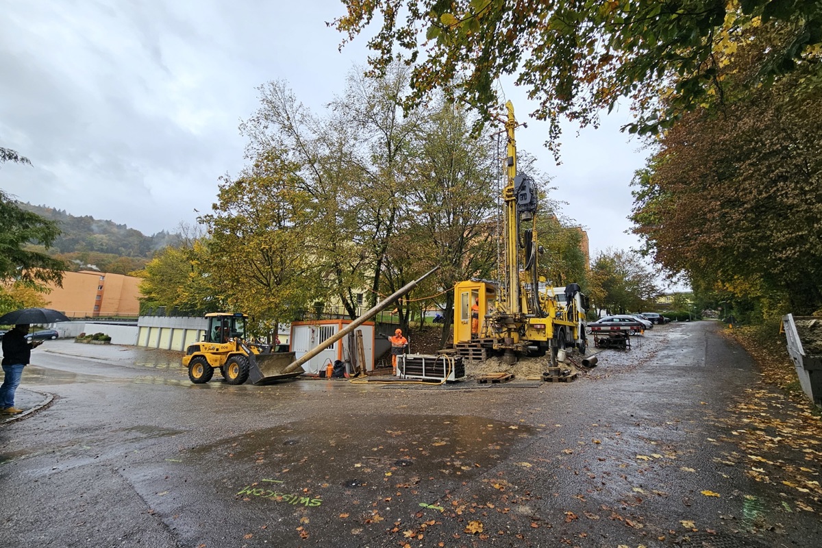 Im Auftrag des Gemeinderats wird mit Sondierbohrungen und anschliessenden Pumpversuchen an der Kreuzung Kirchweg und Forenackerstrasse geprüft