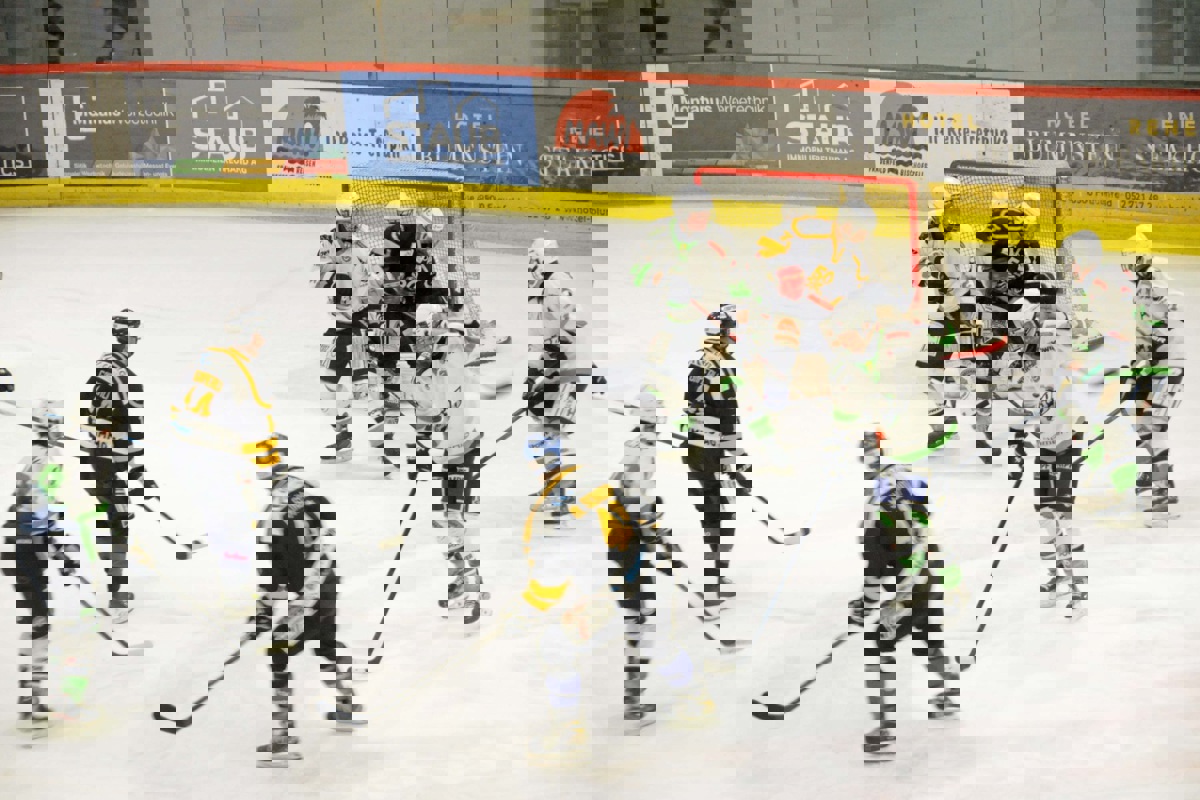 Philipp Aerni lenkt vor dem Tor ein Zuspiel von Matthias Schoop (Nr. 41, Mitte) zum 3:1 ab.