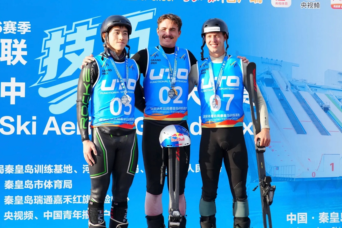 Pirmin Werner (rechts) belegte in China den dritten Rang, sein Landsmann Noé Roth gewann den Wettkampf. Zweiter wurde der Einheimische Li Tianma.