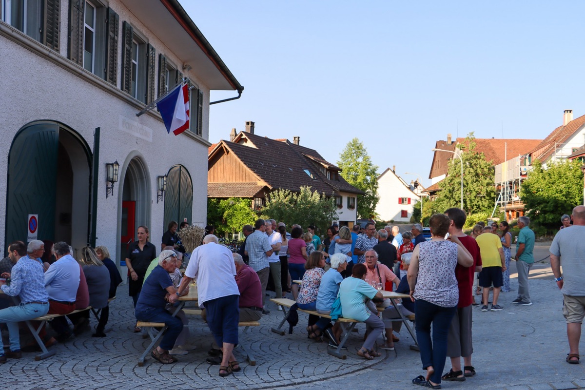 Rund 50 Humlikerinnen und Humliker kamen zum Dorf-Apéro mit dem neuen Gemeinderat.