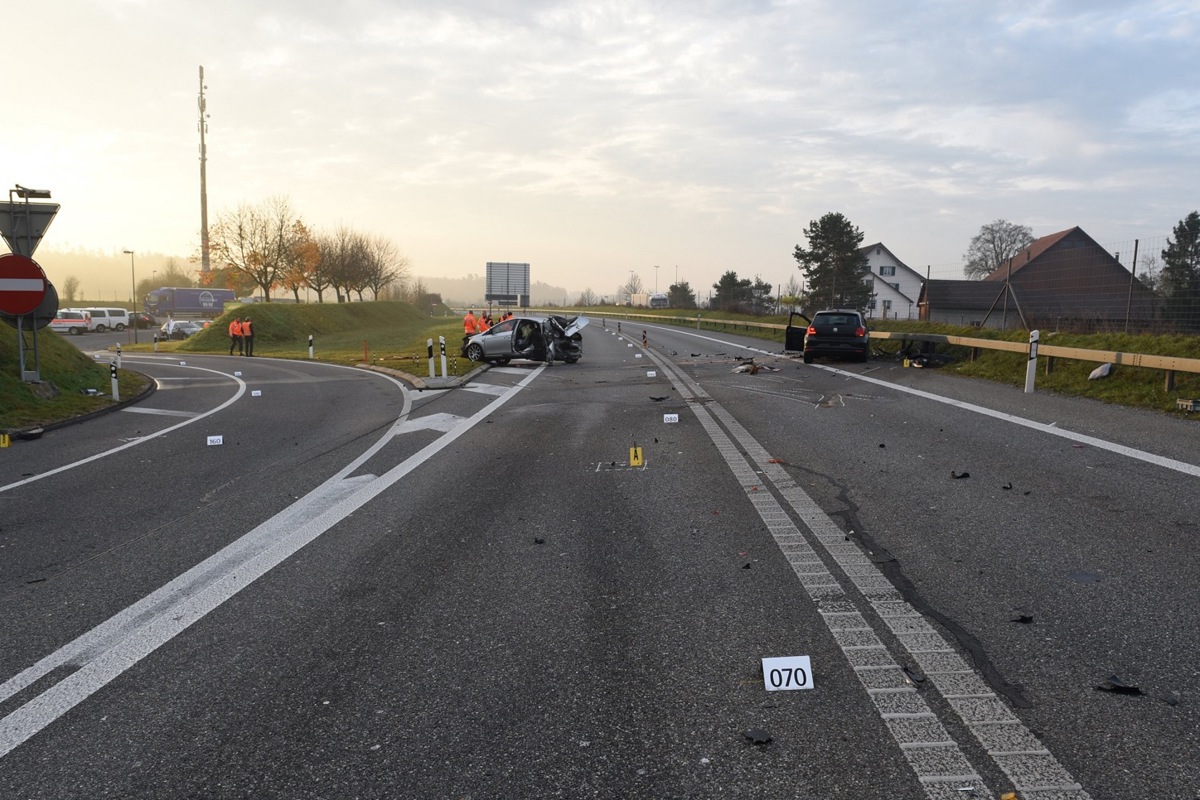 Der silberne Fiat kam via Rastplatz (links im Bild) zurück auf die A4, wo es zur tödlichen Kollision kam.