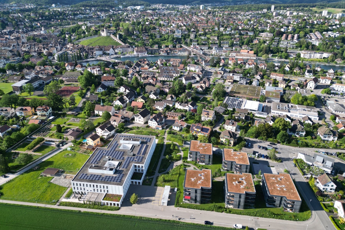 In Feuerthalen baute der Zweckverband Zentrum Kohlfirst das neue Heim (weiss) auf Gemeindeland. Das ehemalige Gelände überbaute die Investorin Fortimo mit der Auflage eines Vorrechts für Einheimische. Auf dem Bild links des Heims könnte sich Markus Späth, Gemeinderat und Zweckverbandspräsident, einen weiteren Bau mit Servicewohnungen vorstellen.