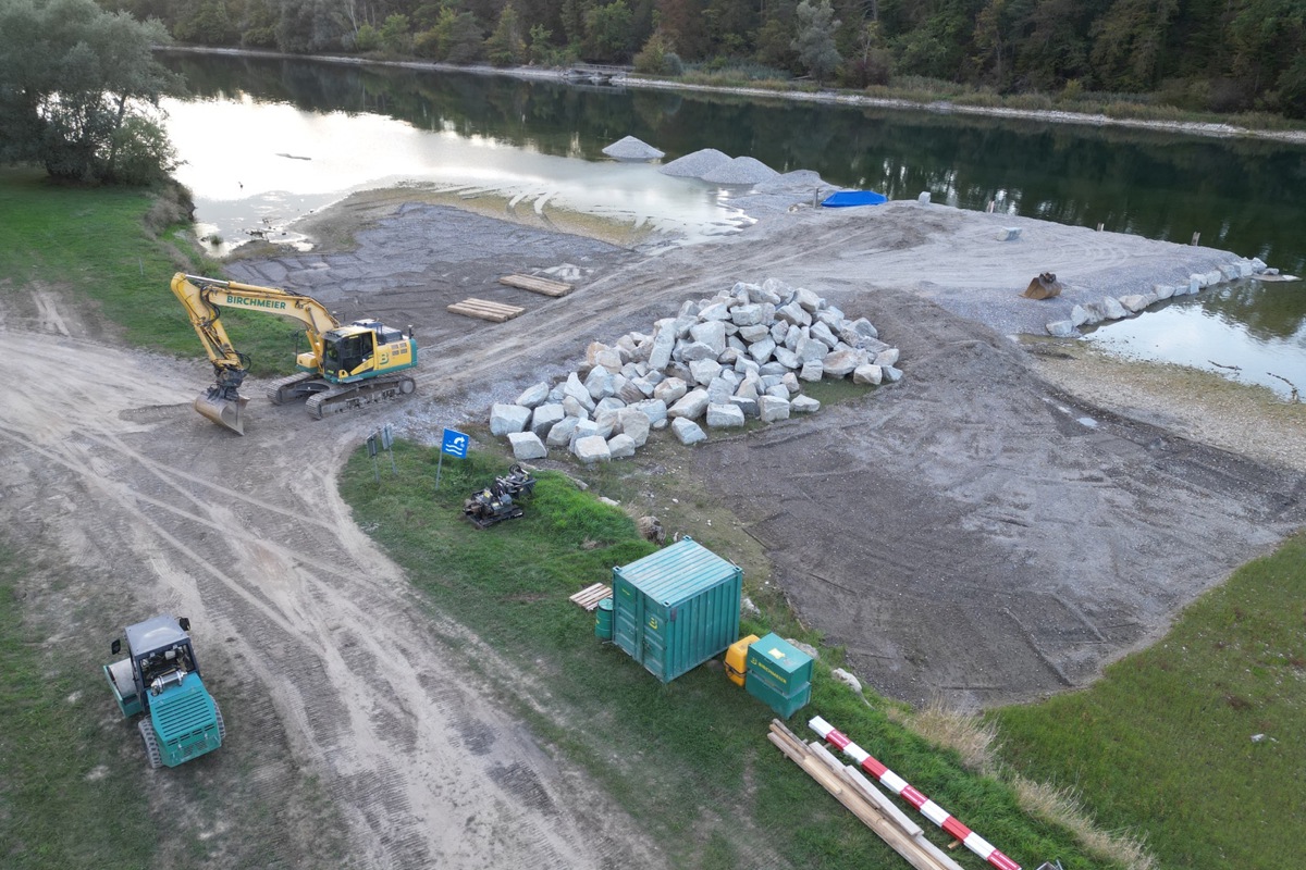 Ein temporärer Hafen in Flaach: Der Forspitz wurde von der Axpo wegen der Wassertiefe gewählt.