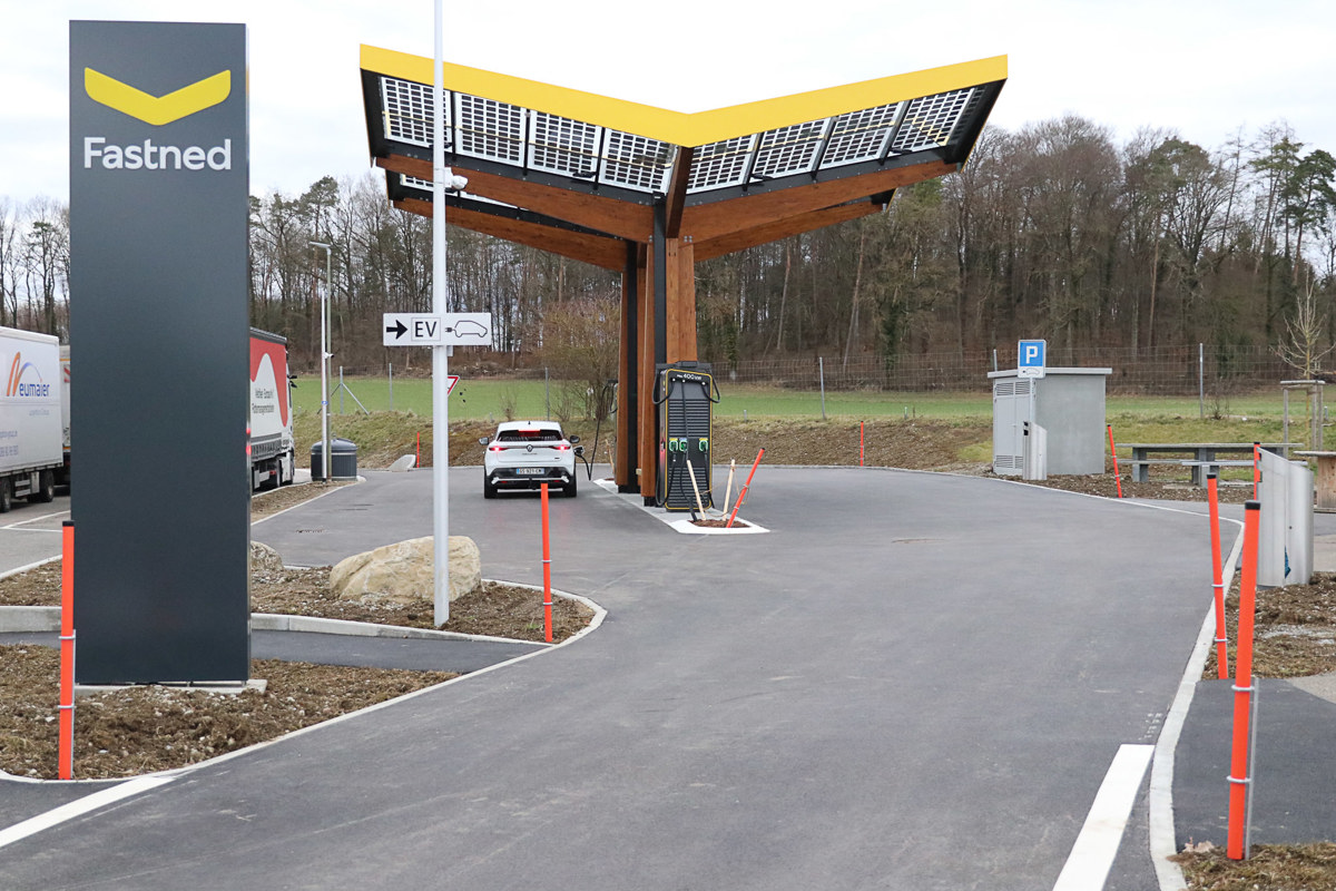 Seit zwei Wochen kann auf dem Rastplatz Chrüzstrasse an vier Säulen Strom getankt werden. Der Preis sei an allen ihren zurzeit elf Standorten in der Schweiz gleich, teilt das Unternehmen mit.