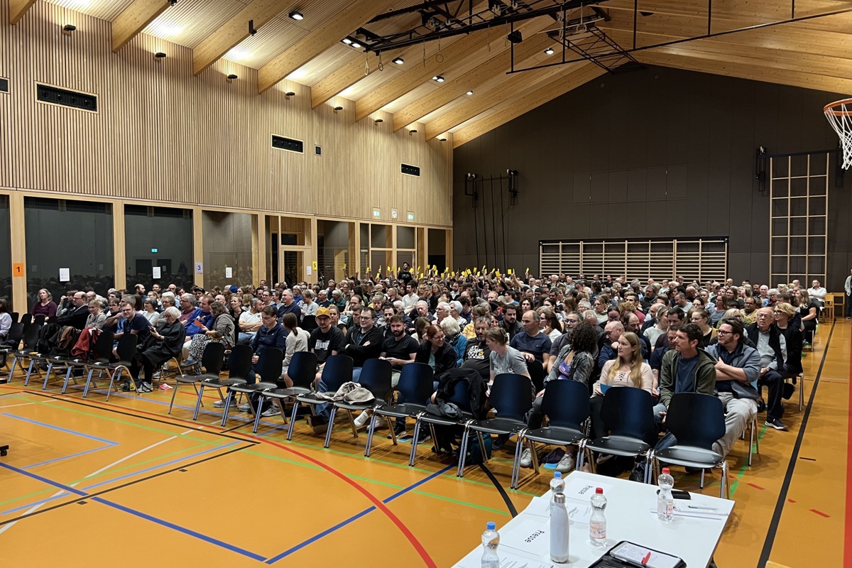 Ob auch ohne Flugblätter 375 Stimmberechtigte gekommen wären? Die Schule Flaachtal verlegte jedoch deshalb die Gemeindeversammlung in die grosse Irchelhalle und unterteilte sie für die Feststellung der Abstimmungsresultate in sieben Sektoren, farblich getrennt durch Karten.